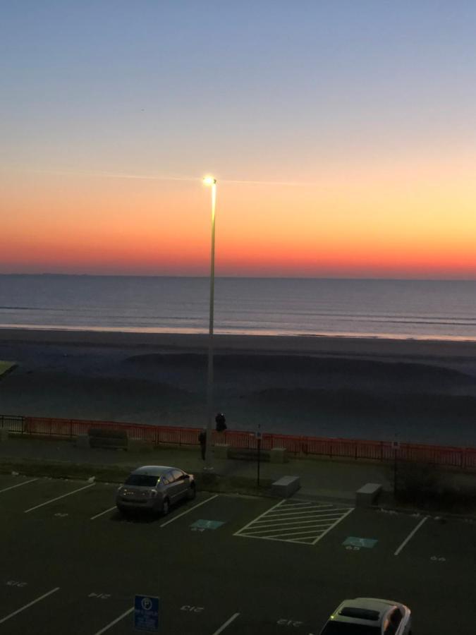 Ocean Front Condo In The Heart Of Hampton Beach Exterior photo